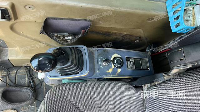 座椅右側(cè)控制臺(tái)/鑰匙門(mén)/油門(mén)/含右手柄（駕駛室部分）