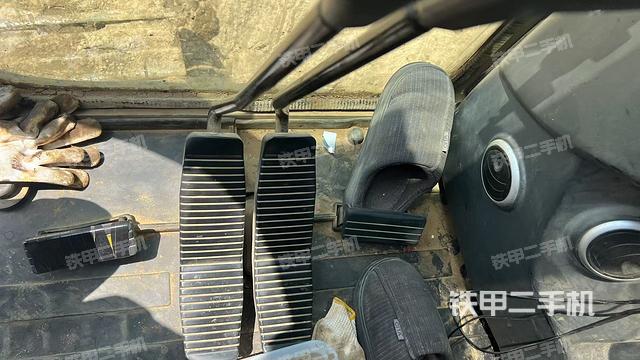 行走控制手柄和踏板?俯拍（駕駛室部分）