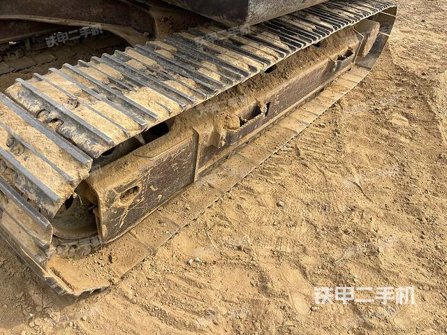 單側(cè)履帶整體(整機(jī)外觀) 單側(cè)履帶整體(整機(jī)外觀)