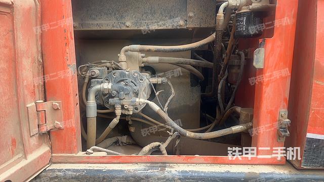 液压泵舱室正面整体（整机外观）