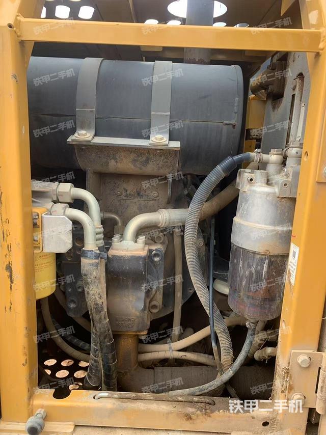 液壓泵艙室正面整體(整機外觀) 液壓泵艙室正面整體(整機外觀)