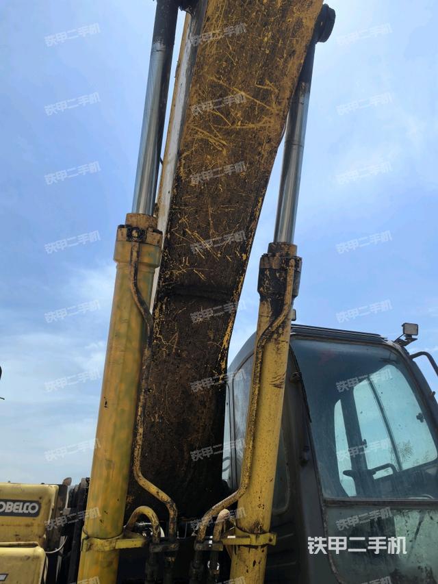 大臂油缸整体 竖拍（工作和回转装置）