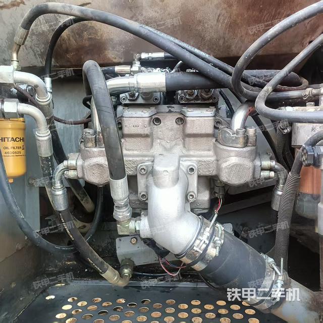 液壓泵艙室正面整體（整機外觀）