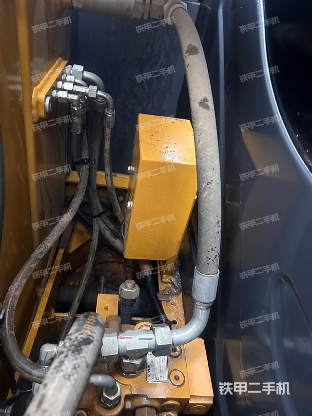 回轉(zhuǎn)馬達(dá)和主控閥（整機(jī)外觀）