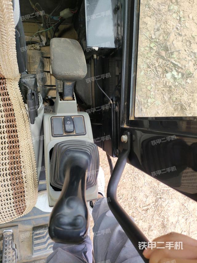 座椅左側(cè)控制臺/音響/含左手柄(駕駛室部分) 座椅左側(cè)控制臺/音響/含左手柄(駕駛室部分)