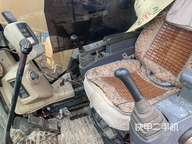 駕駛室整體(整機(jī)外觀) 駕駛室整體(整機(jī)外觀)