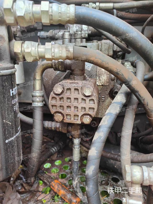 液壓泵艙室正面整體(整機(jī)外觀) 液壓泵艙室正面整體(整機(jī)外觀)