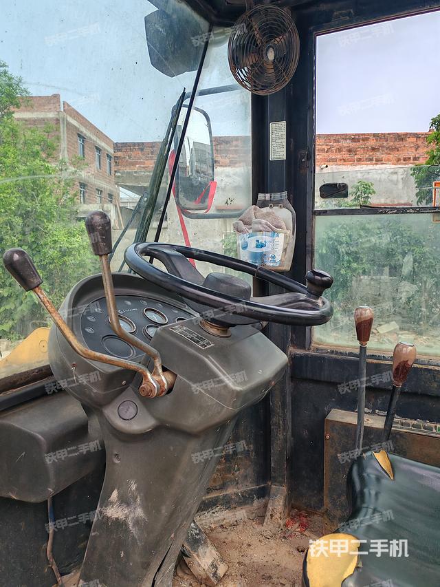 駕駛室工作臺(tái)（整機(jī)外觀及大件）