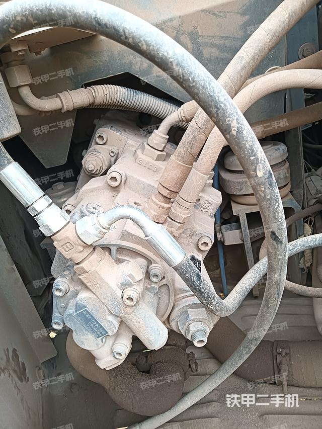 液壓泵艙室正面整體(整機外觀) 液壓泵艙室正面整體(整機外觀)