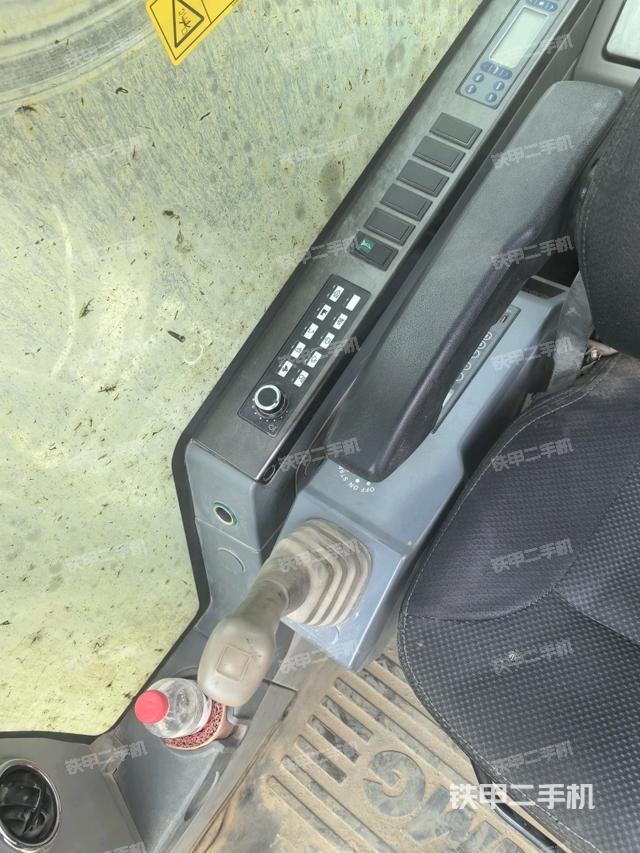 座椅右側(cè)控制臺(tái)/鑰匙門/油門/含右手柄(駕駛室部分) 座椅右側(cè)控制臺(tái)/鑰匙門/油門/含右手柄(駕駛室部分)