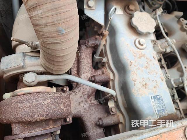 駕駛室頂部(整機(jī)外觀) 駕駛室頂部(整機(jī)外觀)