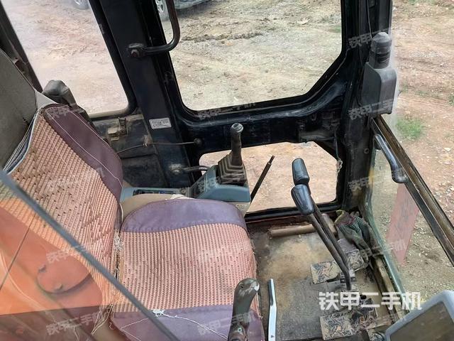 駕駛室整體(整機(jī)外觀) 駕駛室整體(整機(jī)外觀)