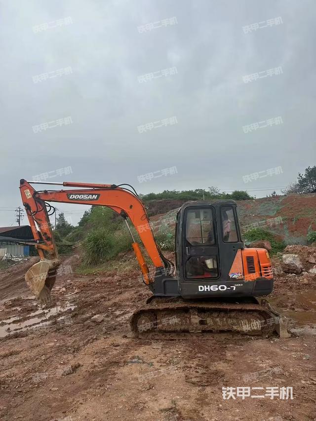 回轉(zhuǎn)馬達(dá)和主控閥（整機(jī)外觀）