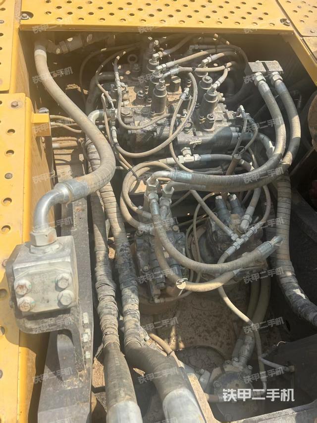 回轉馬達和主控閥（整機外觀）