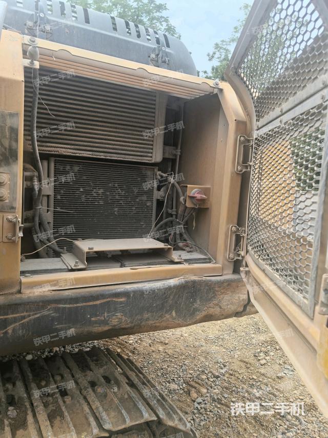 散熱器正面(大件艙室) 散熱器正面(大件艙室)