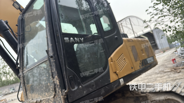 駕駛室整體(整機(jī)外觀) 駕駛室整體(整機(jī)外觀)