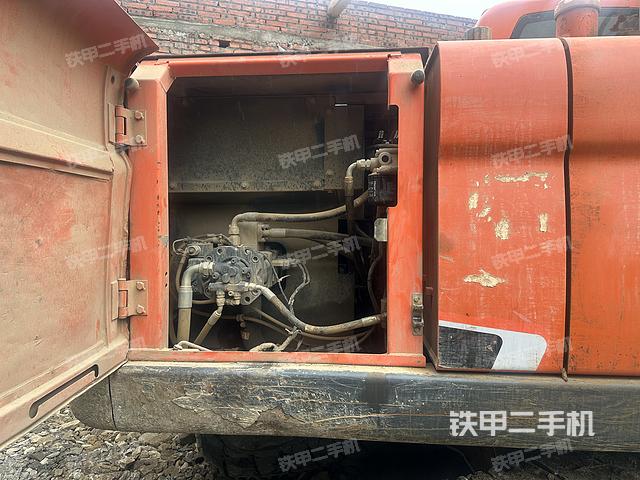 液压泵舱室正面整体（整机外观）