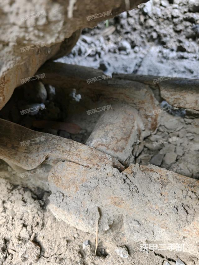 右側(cè)履帶整體(行走機(jī)構(gòu)) 右側(cè)履帶整體(行走機(jī)構(gòu))