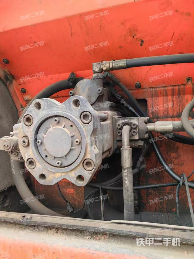 液壓泵艙室正面整體(整機(jī)外觀) 液壓泵艙室正面整體(整機(jī)外觀)