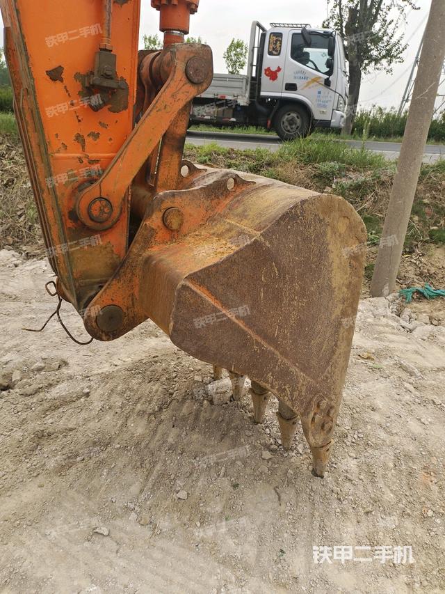 鏟斗右后整體(工作和回轉(zhuǎn)裝置) 鏟斗右后整體(工作和回轉(zhuǎn)裝置)