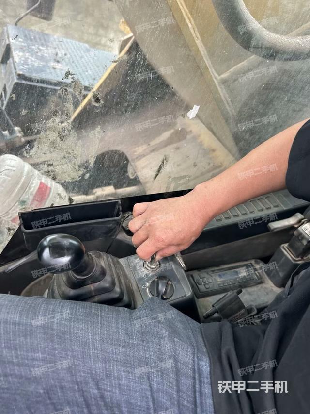 座椅右側(cè)控制臺(tái)/鑰匙門/油門/含右手柄（駕駛室部分）