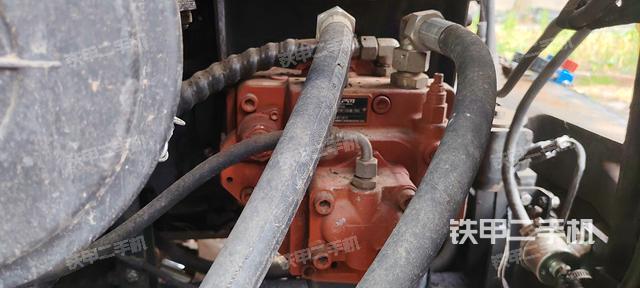 液压泵舱室正面整体（整机外观）