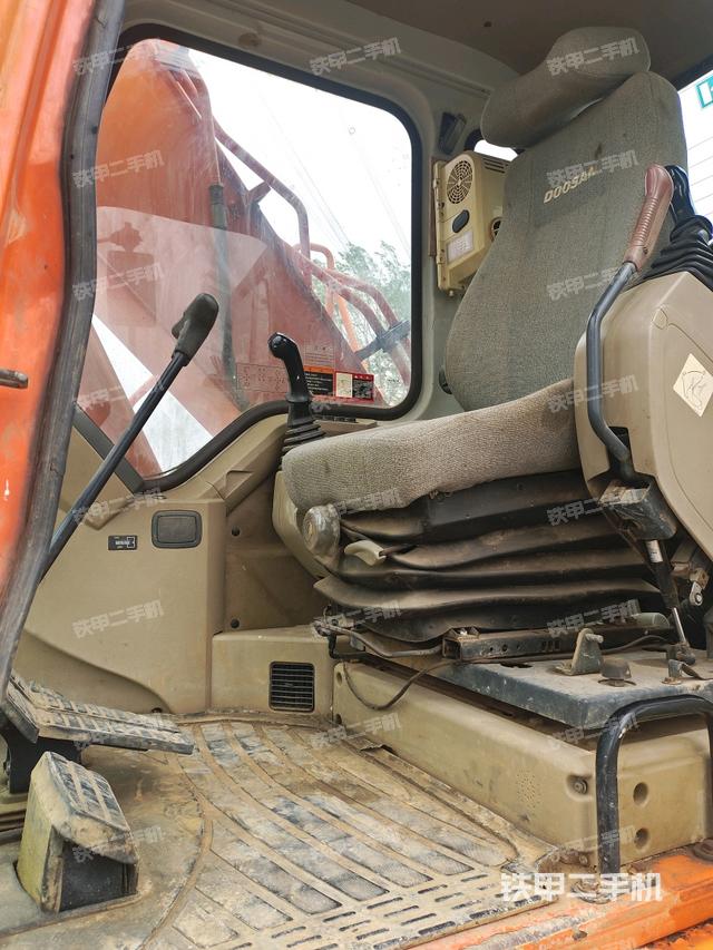 駕駛室正側(cè)(駕駛室部分) 駕駛室正側(cè)(駕駛室部分)