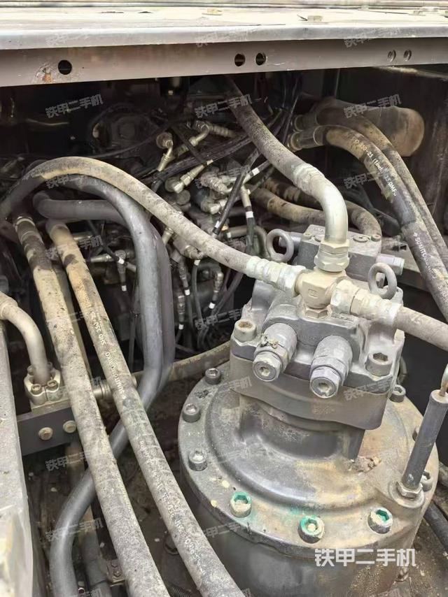 回轉(zhuǎn)馬達和主控閥(整機外觀) 回轉(zhuǎn)馬達和主控閥(整機外觀)