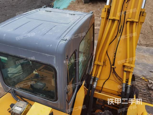 駕駛室頂部(整機(jī)外觀) 駕駛室頂部(整機(jī)外觀)