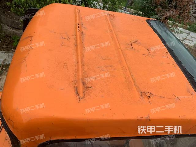 駕駛室頂部(整機(jī)外觀) 駕駛室頂部(整機(jī)外觀)