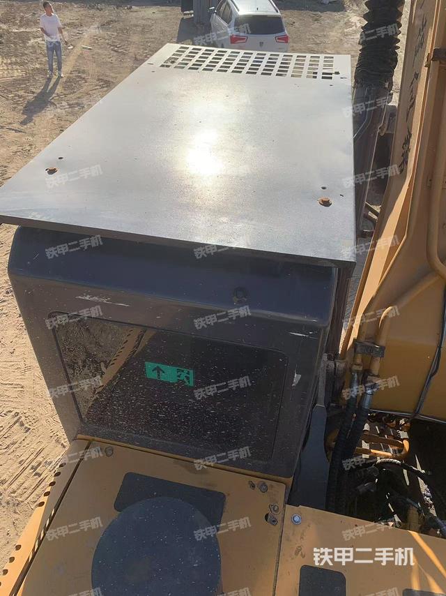 駕駛室頂部(整機(jī)外觀) 駕駛室頂部(整機(jī)外觀)