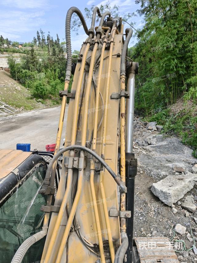 大臂背部俯視(工作和回轉(zhuǎn)裝置) 大臂背部俯視(工作和回轉(zhuǎn)裝置)