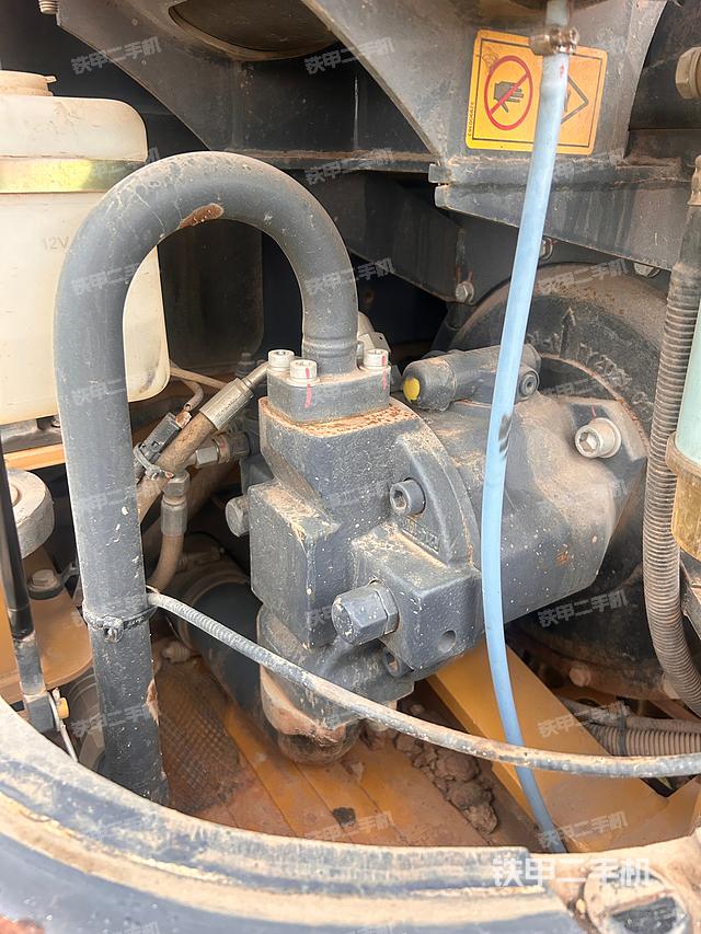 液壓泵艙室正面整體（整機(jī)外觀）