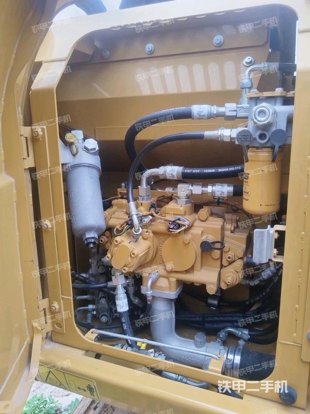 液壓泵艙室正面整體(整機外觀) 液壓泵艙室正面整體(整機外觀)