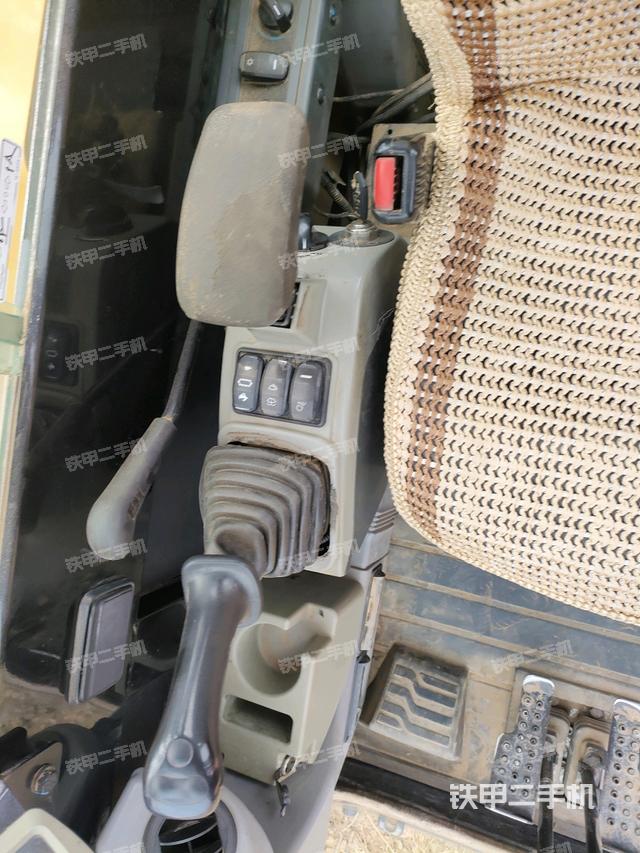 座椅右側(cè)控制臺/鑰匙門/油門/含右手柄(駕駛室部分) 座椅右側(cè)控制臺/鑰匙門/油門/含右手柄(駕駛室部分)