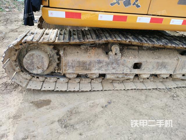 單側(cè)履帶整體(整機(jī)外觀) 單側(cè)履帶整體(整機(jī)外觀)