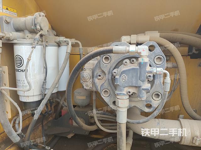 液压泵舱室正面整体（整机外观）