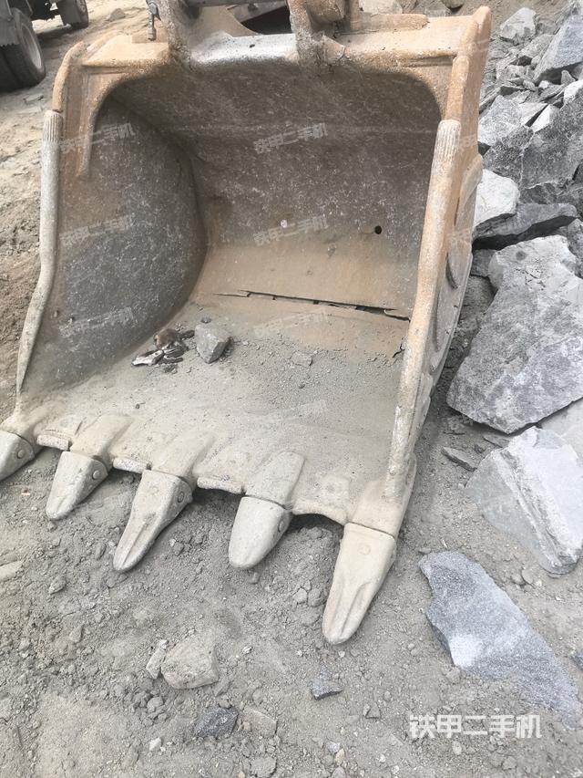 鏟斗右后整體(工作和回轉(zhuǎn)裝置) 鏟斗右后整體(工作和回轉(zhuǎn)裝置)