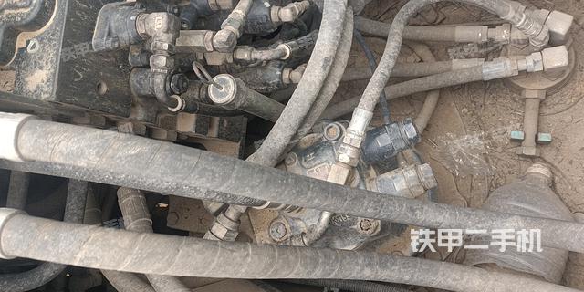 液压泵舱室正面整体（整机外观）