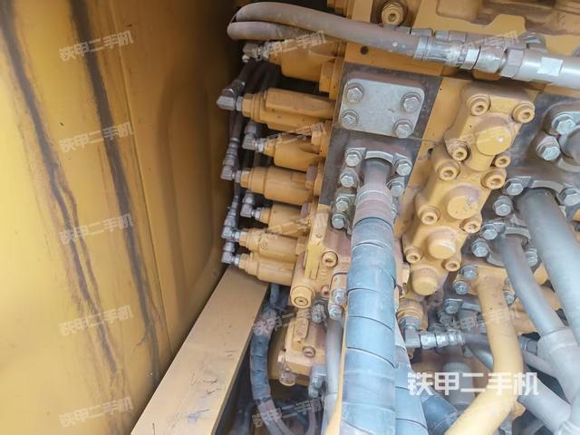 回轉(zhuǎn)馬達(dá)和主控閥（整機(jī)外觀）