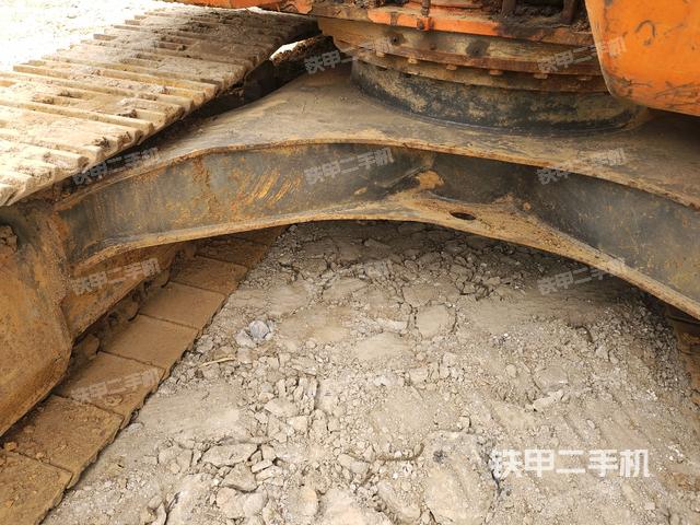 轉(zhuǎn)盤和下車架正前(工作和回轉(zhuǎn)裝置) 轉(zhuǎn)盤和下車架正前(工作和回轉(zhuǎn)裝置)