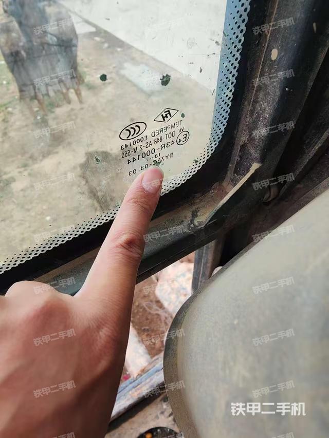 駕駛室頂部(整機(jī)外觀) 駕駛室頂部(整機(jī)外觀)