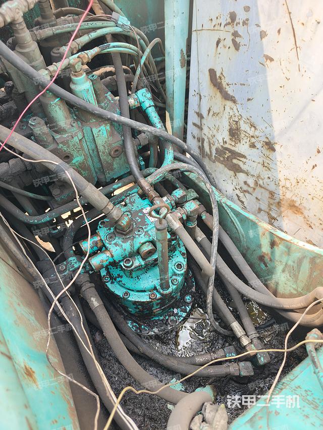 回转马达和主控阀（整机外观）