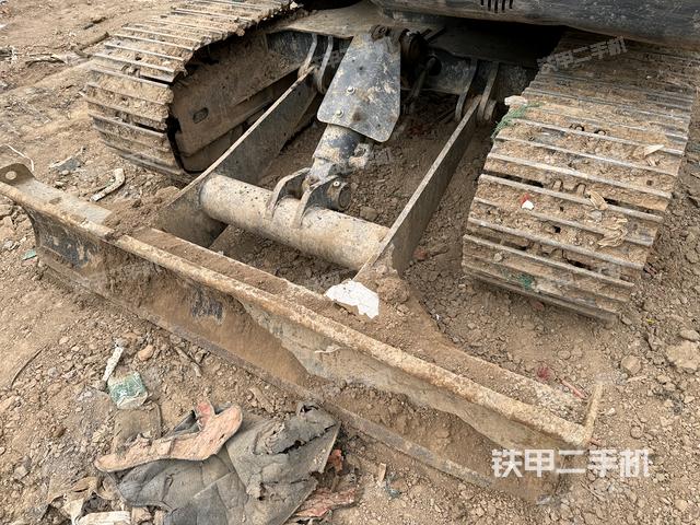 回轉(zhuǎn)馬達和主控閥(整機外觀) 回轉(zhuǎn)馬達和主控閥(整機外觀)