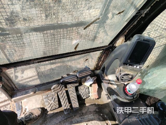 行走控制手柄和踏板?俯拍（駕駛室部分）