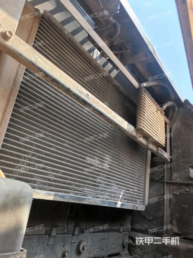 散熱器正面(大件艙室) 散熱器正面(大件艙室)