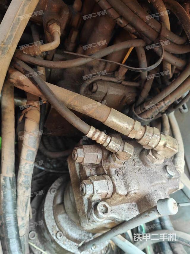 回轉(zhuǎn)馬達(dá)和主控閥(整機(jī)外觀) 回轉(zhuǎn)馬達(dá)和主控閥(整機(jī)外觀)