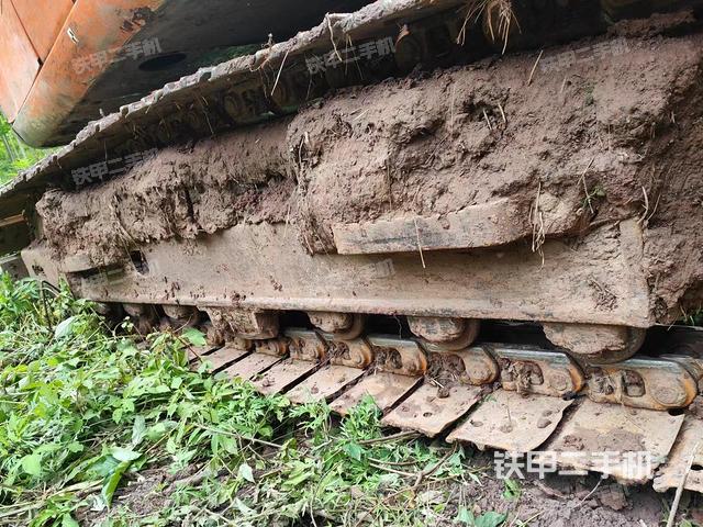 單側(cè)履帶整體(整機(jī)外觀) 單側(cè)履帶整體(整機(jī)外觀)