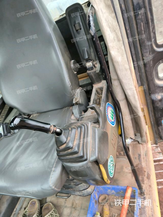 座椅左側(cè)控制臺/音響/含左手柄（駕駛室部分）