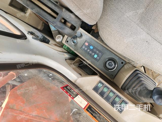 座椅右側(cè)控制臺/鑰匙門/油門/含右手柄(駕駛室部分) 座椅右側(cè)控制臺/鑰匙門/油門/含右手柄(駕駛室部分)